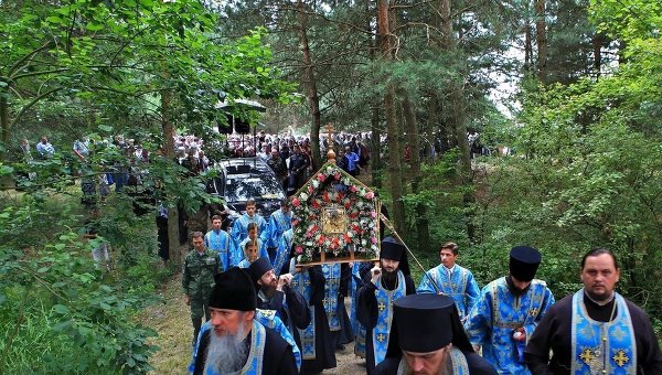 Крестный ход в Почаевскую лавру