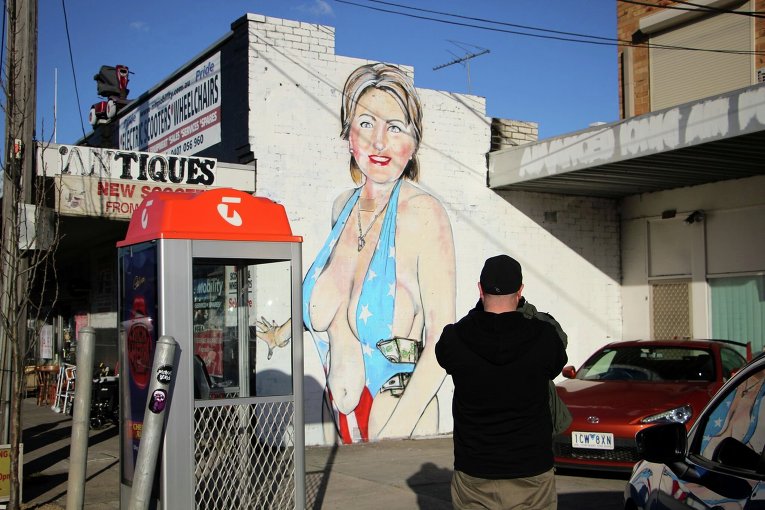 Мурал с изображением Хиллари Клинтон в бикини в Мельбурне