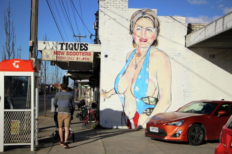 Мурал с изображением Хиллари Клинтон в бикини в Мельбурне