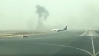 Самолет Emirates упал в аэропорту Дубая. Видео