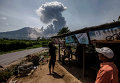 В Индонезии утром 3 августа снова проснулся вулкан Гамалама. Огненная гора начала выбрасывать в небо пепел на высоту в 600 метров