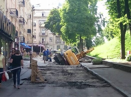 На Золотых воротах в Киеве провалился кран