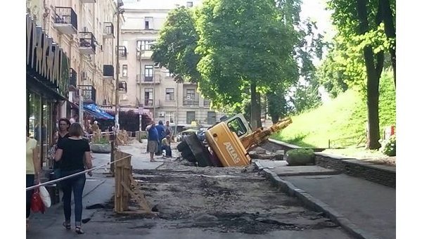 На Золотых воротах в Киеве провалился кран