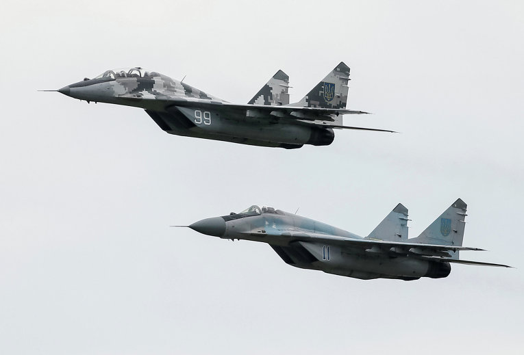 Истребители МиГ-29 совершают полеты на военной авиабазе в Василькове под Киевом