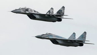 Истребители МиГ-29 совершают полеты на военной авиабазе в Василькове под Киевом