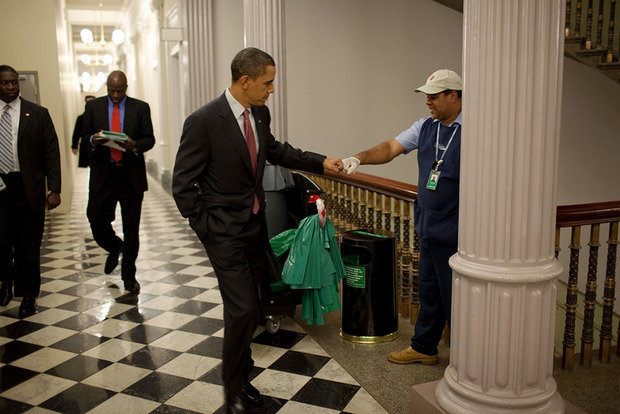 Задача фотографа президента показать его близость к народу. Все это создает положительный образ.