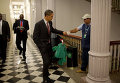 Задача фотографа президента показать его близость к народу. Все это создает положительный образ.