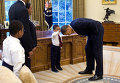 Мальчик трогает волосы президента сравнивая их со своими. Фотографии с детьми создают положительный образ президента.
