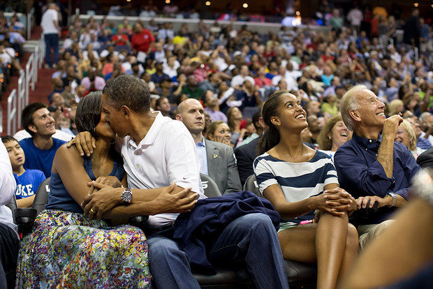 Поцелуй президента и первой леди Мишель Обамы. Фотограф должен показать образ любящего мужа.