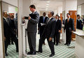 Барак Обама в шутку нажимает на весы. Президент должен иметь чувство юмора и именно это должен передать фотограф.