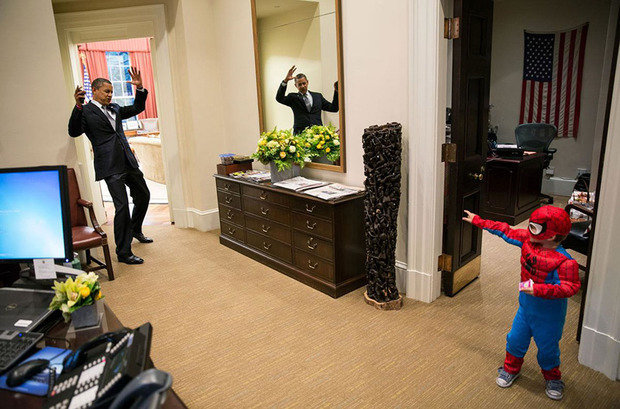 Обама дурачится с ребенком.