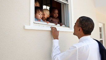 Фотограф очень много уделяет внимания фотографиям президента с детьми.