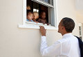 Фотограф очень много уделяет внимания фотографиям президента с детьми.