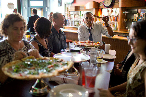 Барак Обама в пиццерии.