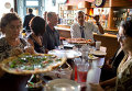 Барак Обама в пиццерии.