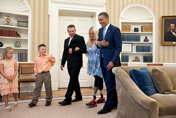 Барак Обама встречает Стефани Деккер, которая потеряла ноги во время торнадо в Индиане, спасая своих детей.