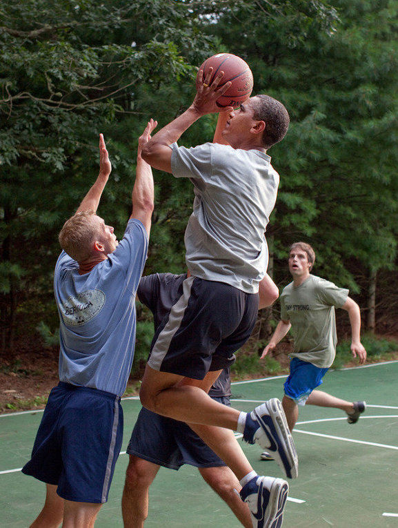 Барак Обама играет в баскетбол.
