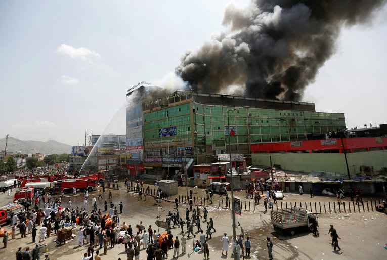 Дым поднимается из горящего торгового центра в Кабуле (Афганистан) после того, как в нем вспыхнул пожар