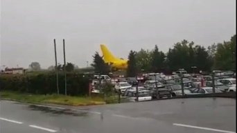 В Италии грузовой самолет вылетел на автостраду. Видео