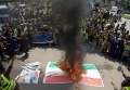 Пакистанские активисты собрались возле горящего индийского флага во время акции протеста в Музаффарабаде, административном центре пакистанской территории Азад Джамму и Кашмир, с целью показать свою солидарность с индийскими кашмирскими мусульманами