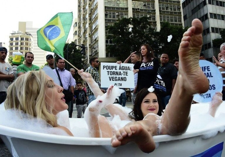 Активисты PETA своеобразно демонстрируют поддержку акции Олимпийский вызов: берегите воду в Рио-де-Жанейро
