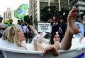 Активисты PETA своеобразно демонстрируют поддержку акции Олимпийский вызов: берегите воду в Рио-де-Жанейро