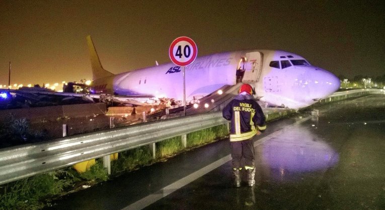 В аэропорту Бергамо пилот грузового самолета Boeing-737, который летел из Парижа, не справился с управлением и врезался в кольцевую дорогу.