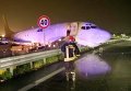 В аэропорту Бергамо пилот грузового самолета Boeing-737, который летел из Парижа, не справился с управлением и врезался в кольцевую дорогу.