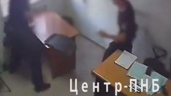 Полицейские в Запорожье избивают задержанного в наручниках. Видео