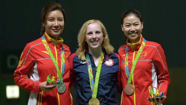Йи Силинь (Китай) - серебряная медаль, Вирджиния Трэшер (США) - золотая медаль, Ли Ду (Китай) - бронзовая медаль (слева направо)