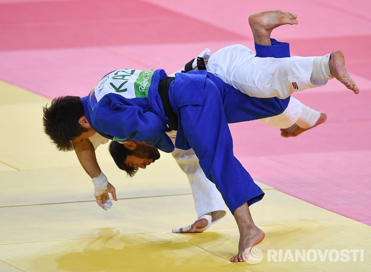 Беслан Мудранов (Россия) и Елдос Сметов (Казахстан) в финальном поединке мужских соревнований по дзюдо в весовой категории до 60 кг на XXXI летних Олимпийских играх.
