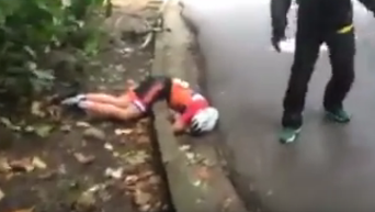 Трагическое падение велосипедистки из Нидерландов в Рио (18+). Видео