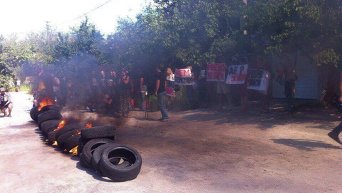Активисты подожгли шины под особняком Павла Розенко