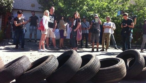 Активисты подожгли шины под особняком Павла Розенко