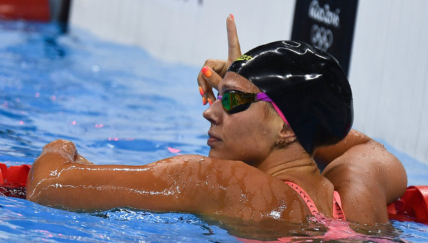 Юлия Ефимова (Россия) в полуфинальном заплыве на 100 м брассом во время индивидуальных соревнований по плаванию среди женщин на XXXI летних Олимпийских играх.