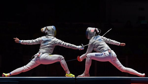 Яна Егорян (Россия) (справа) и Ольга Харлан (Украина) в поединке 1/2 финала индивидуального первенства по фехтованию на саблях среди женщин на XXXI летних Олимпийских играх.