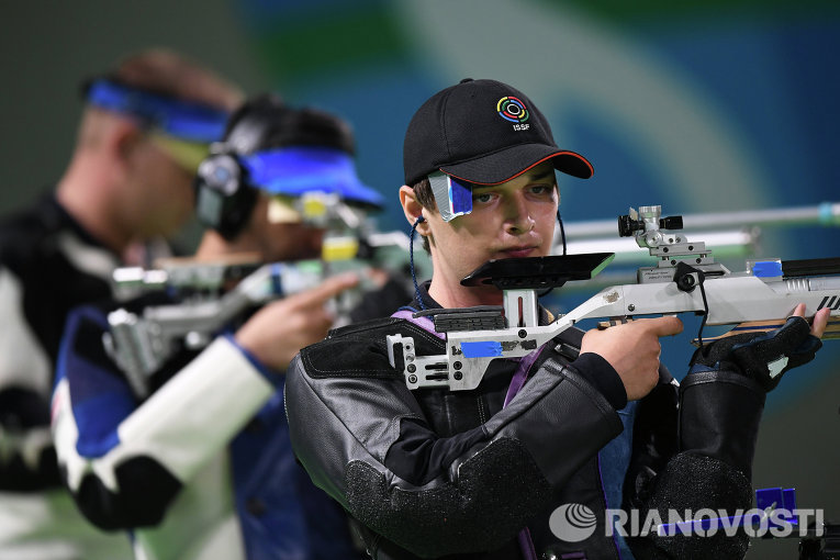 Владимир Масленников на соревнованиях по пулевой стрельбе на 10 метров из пневматической винтовки среди мужчин на XXXI летних Олимпийских играх.