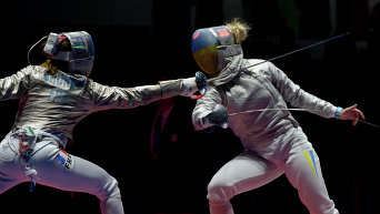 Манон Брюне (Франция) (слева) и Ольга Харлан (Украина) в поединке за третье место индивидуального первенства по фехтованию на саблях