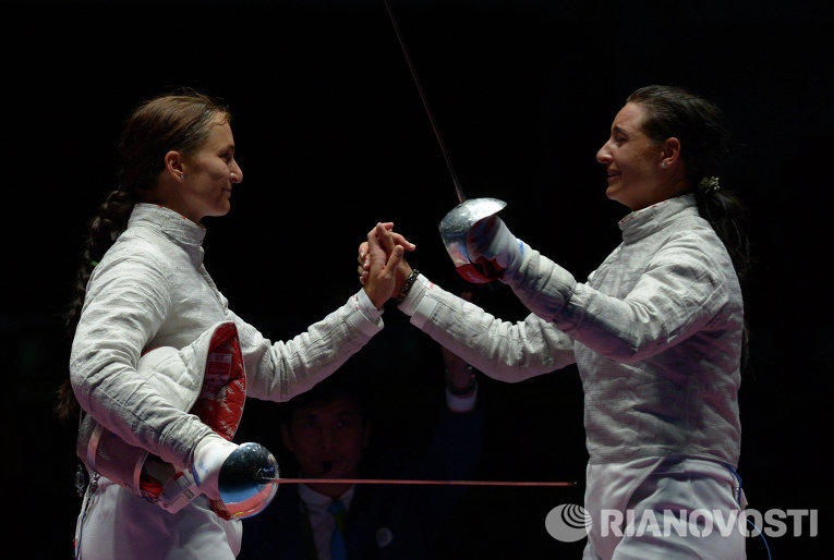 Софья Великая (слева) и Яна Егорян после завершения финального поединка индивидуального первенства по фехтованию