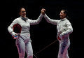 Софья Великая (Россия) (слева) и Яна Егорян (Россия) после завершения финального поединка индивидуального первенства по фехтованию на саблях