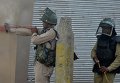 Индийские военные стреляют из рогатки в сторону кашмирских протестующих