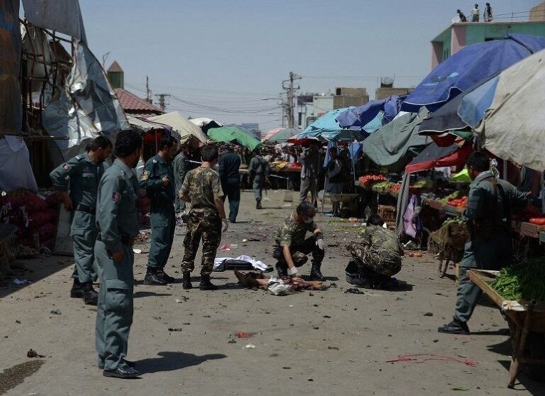 Афганские полицейские на месте теракта