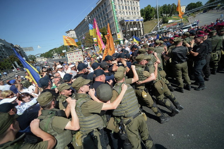 Митингующие вкладчики ликвидируемых банков в Киеве