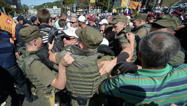 Митингующие вкладчики ликвидируемых банков в Киеве