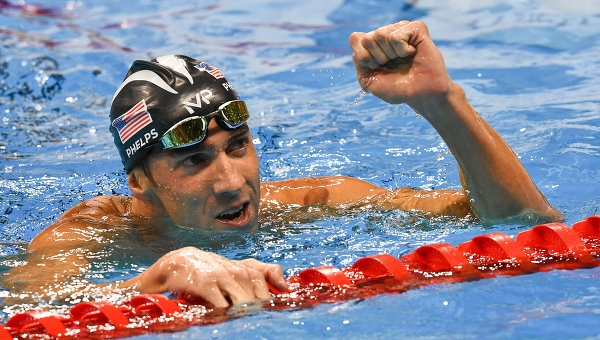 Майкл Фелпс (США) радуется победе в финальном заплыве на 200 м баттерфляем во время соревнований по плаванию среди мужчин на XXXI летних Олимпийских играх.