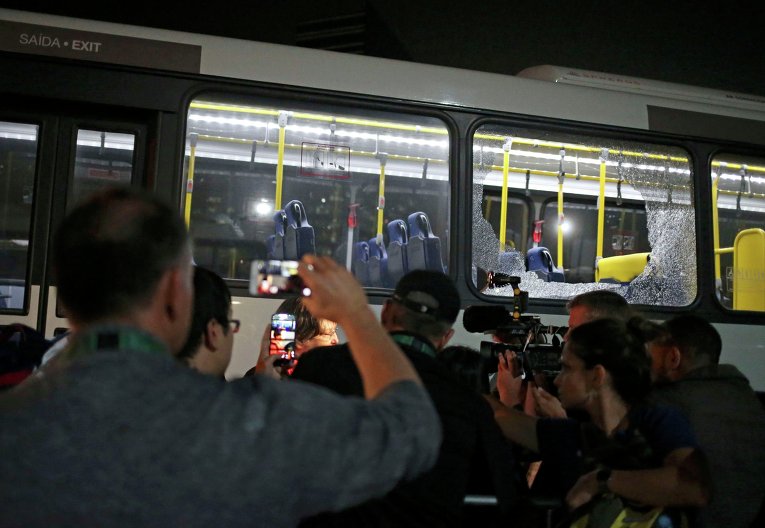Автобус с журналистами, следовавший по маршруту между олимпийскими объектами, был обстрелян на шоссе в Рио-де-Жанейро. В результате обстрела у автобуса были разбиты стекла, два человека получили незначительные раны