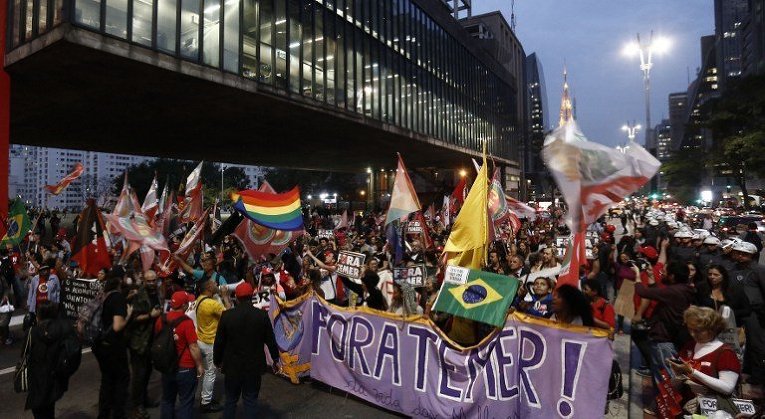Сторонники отстраненной от поста президента Бразилии Дилмы Руссефф протестуют против временного президента Мишела Темера в Сан-Паулу