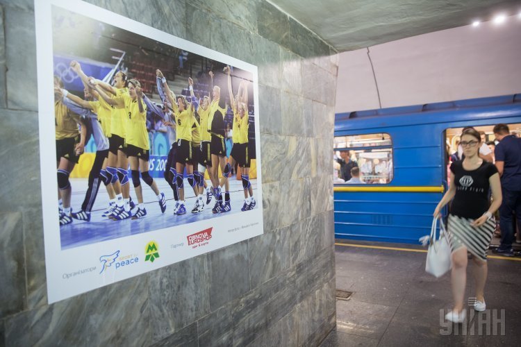 Фотовыставка, посвященная украинским спортсменам-олимпийцам на станции метро Олимпийская в Киеве