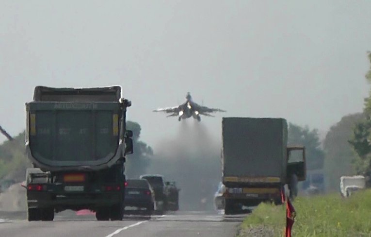 МиГ-29 совершили посадку и взлет на трассе Киев-Чоп
