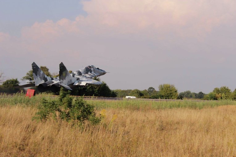 МиГ-29 совершил посадку и взлет на трассе Киев-Чоп
